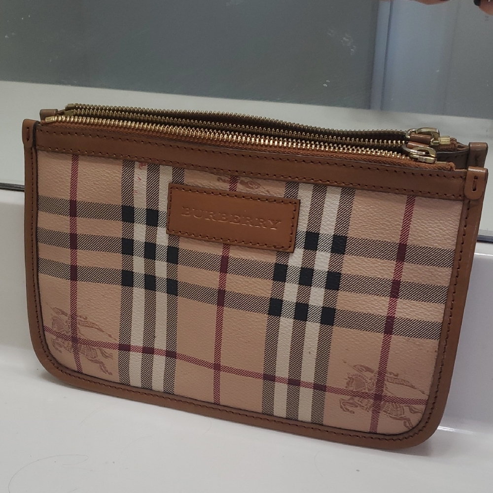 Elegant Burberry Tote Bag With Removable Zipper Pouch And Storage Bag - Picture 2 of 4